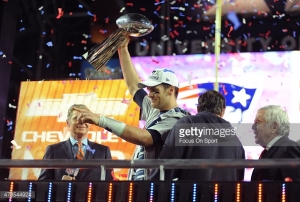 GLENDALE, AZ - FEBRUARY 01 :  Tom Brady #12 of the New England Patriots celebrates holding up the Vince Lombardi Trophy after the Patriots defeated the Seattle Seahawks 28-24 in Super Bowl XLIX February 1, 2015 at the University of Phoenix Stadium in Glendale, Arizona. (Photo by Focus on Sport/Getty Images) *** Local Caption *** Tom Brady