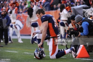 161215803-the-denver-broncos-tim-tebow-before-taking-gettyimages